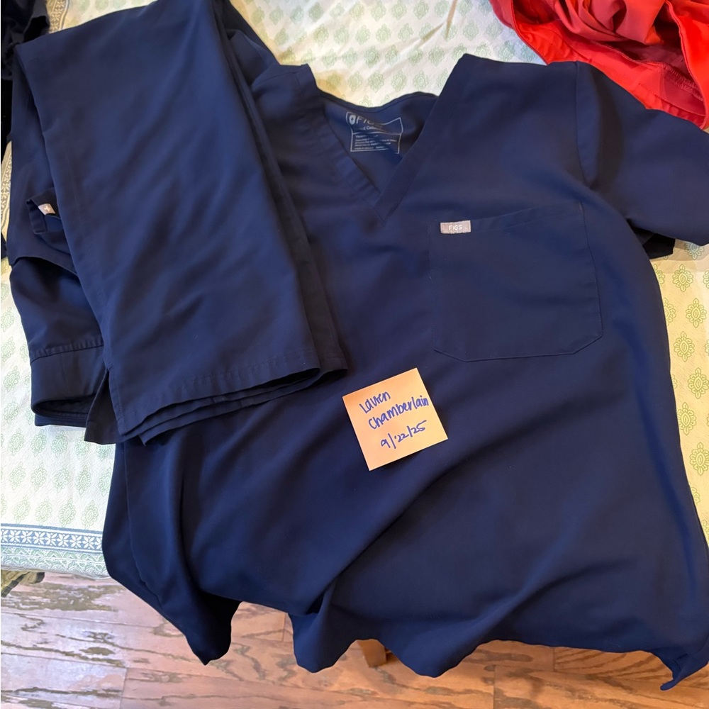 Figs women’s Navy Blue Scrub Top and Pants Set